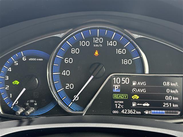 カローラフィールダー ハイブリッドＧ　純正ナビＦＭ／ＡＭ／フルセグ／ＤＩＳＣ　Ｂｌｕｅｔｏｏｔｈ　衝突軽減ブレーキ　逸脱防止装置　横滑り防止装置　プッシュスタート　ＥＶ　Ｍｏｏｄ　ＥＣＯ　Ｍｏｏｄ　純正バイザー　純正マット　スマートキー（17枚目）