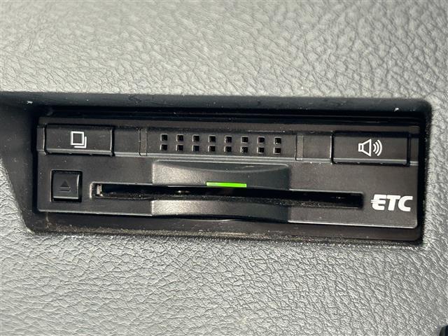 カローラフィールダー ハイブリッドＧ　純正ナビＦＭ／ＡＭ／フルセグ／ＤＩＳＣ　Ｂｌｕｅｔｏｏｔｈ　衝突軽減ブレーキ　逸脱防止装置　横滑り防止装置　プッシュスタート　ＥＶ　Ｍｏｏｄ　ＥＣＯ　Ｍｏｏｄ　純正バイザー　純正マット　スマートキー（24枚目）