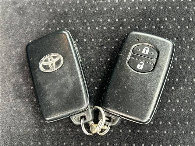 カローラフィールダー ハイブリッドＧ　純正ナビＦＭ／ＡＭ／フルセグ／ＤＩＳＣ　Ｂｌｕｅｔｏｏｔｈ　衝突軽減ブレーキ　逸脱防止装置　横滑り防止装置　プッシュスタート　ＥＶ　Ｍｏｏｄ　ＥＣＯ　Ｍｏｏｄ　純正バイザー　純正マット　スマートキー（26枚目）