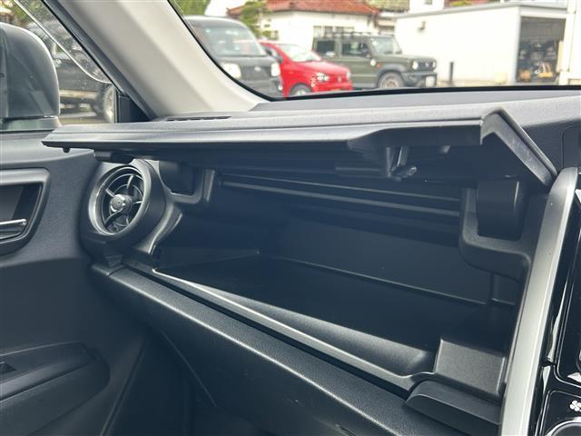 カローラフィールダー ハイブリッドＧ　純正ナビＦＭ／ＡＭ／フルセグ／ＤＩＳＣ　Ｂｌｕｅｔｏｏｔｈ　衝突軽減ブレーキ　逸脱防止装置　横滑り防止装置　プッシュスタート　ＥＶ　Ｍｏｏｄ　ＥＣＯ　Ｍｏｏｄ　純正バイザー　純正マット　スマートキー（30枚目）