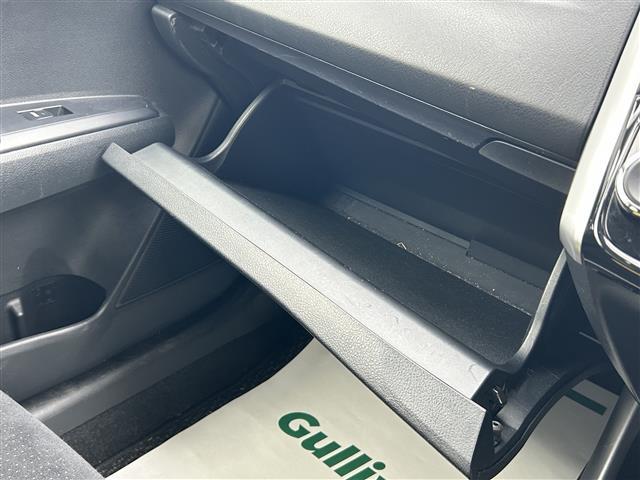 カローラフィールダー ハイブリッドＧ　純正ナビＦＭ／ＡＭ／フルセグ／ＤＩＳＣ　Ｂｌｕｅｔｏｏｔｈ　衝突軽減ブレーキ　逸脱防止装置　横滑り防止装置　プッシュスタート　ＥＶ　Ｍｏｏｄ　ＥＣＯ　Ｍｏｏｄ　純正バイザー　純正マット　スマートキー（31枚目）