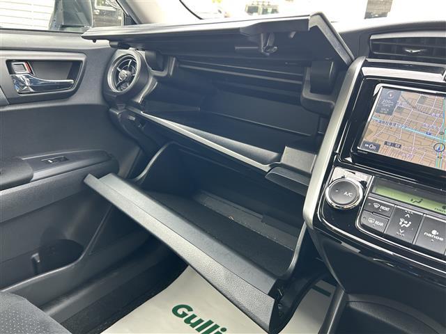 カローラフィールダー ハイブリッドＧ　純正ナビＦＭ／ＡＭ／フルセグ／ＤＩＳＣ　Ｂｌｕｅｔｏｏｔｈ　衝突軽減ブレーキ　逸脱防止装置　横滑り防止装置　プッシュスタート　ＥＶ　Ｍｏｏｄ　ＥＣＯ　Ｍｏｏｄ　純正バイザー　純正マット　スマートキー（32枚目）