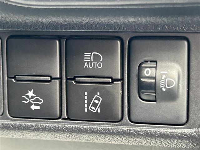 カローラフィールダー ハイブリッドＧ　純正ナビＦＭ／ＡＭ／フルセグ／ＤＩＳＣ　Ｂｌｕｅｔｏｏｔｈ　衝突軽減ブレーキ　逸脱防止装置　横滑り防止装置　プッシュスタート　ＥＶ　Ｍｏｏｄ　ＥＣＯ　Ｍｏｏｄ　純正バイザー　純正マット　スマートキー（33枚目）