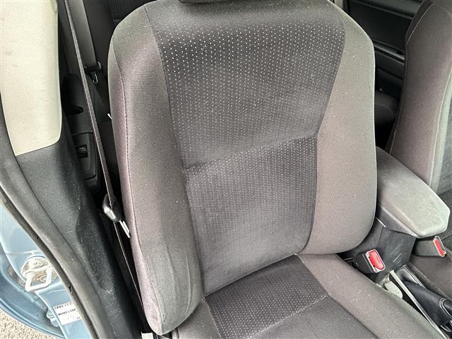 カローラフィールダー ハイブリッドＧ　純正ナビＦＭ／ＡＭ／フルセグ／ＤＩＳＣ　Ｂｌｕｅｔｏｏｔｈ　衝突軽減ブレーキ　逸脱防止装置　横滑り防止装置　プッシュスタート　ＥＶ　Ｍｏｏｄ　ＥＣＯ　Ｍｏｏｄ　純正バイザー　純正マット　スマートキー（34枚目）