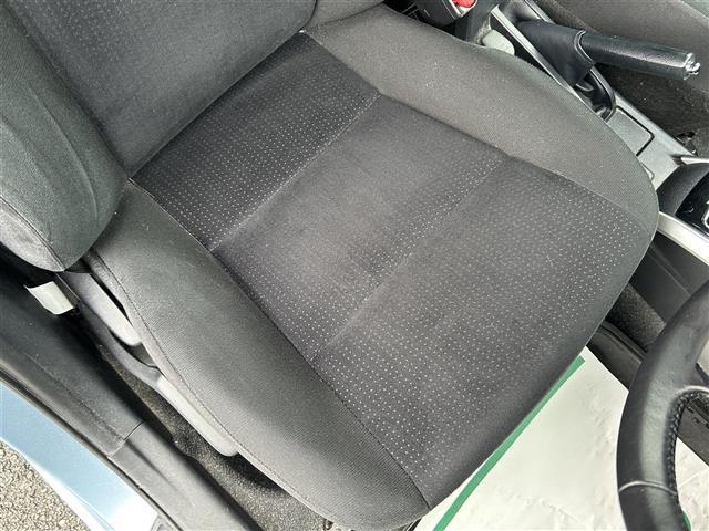 カローラフィールダー ハイブリッドＧ　純正ナビＦＭ／ＡＭ／フルセグ／ＤＩＳＣ　Ｂｌｕｅｔｏｏｔｈ　衝突軽減ブレーキ　逸脱防止装置　横滑り防止装置　プッシュスタート　ＥＶ　Ｍｏｏｄ　ＥＣＯ　Ｍｏｏｄ　純正バイザー　純正マット　スマートキー（35枚目）