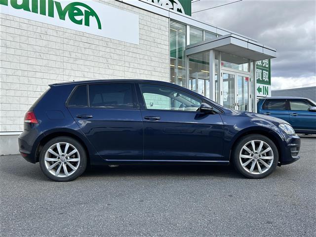 ゴルフ ＴＳＩハイラインブルーモーションテクノロジー　純正ナビ　フルセグＴＶ／ＡＭ／ＦＭ　ＣＤ／ＤＶＤ再生　Ｂｌｕｅｔｏｏｔｈ接続　バックカメラ　クルーズコントロール　ホールドブレーキ　電動パーキングブレーキ　オートライト　シートヒーター　純正ＡＷ（7枚目）