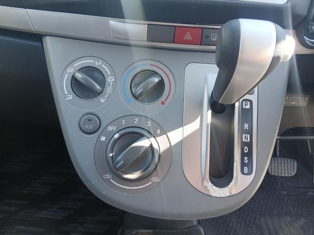 ムーヴ カスタム　メモリアルエディション　ナビ　ＨＩＤ　スマートキー　電動格納ミラー　ベンチシート　ＣＶＴ　盗難防止システム　ＡＢＳ　アルミホイール　衝突安全ボディ　エアコン　パワーステアリング　パワーウィンドウ　運転席エアバッグ（6枚目）