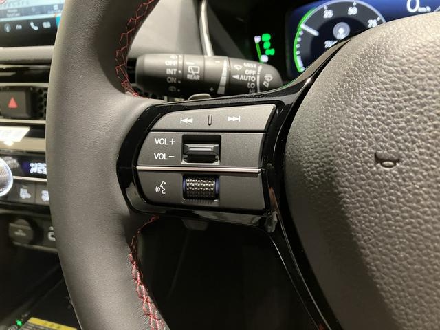 シビック ｅ：ＨＥＶ　展示車　運転支援機能　Ｈｏｎｄａ　ＣＯＮＮＥＣＴディスプレー　ＥＴＣ２．０　１０．２インチデジタルメーター　ブラインドスポットインフォメーション　ＢＯＳＥプレミアムサウンドシステム　フロアマット（24枚目）