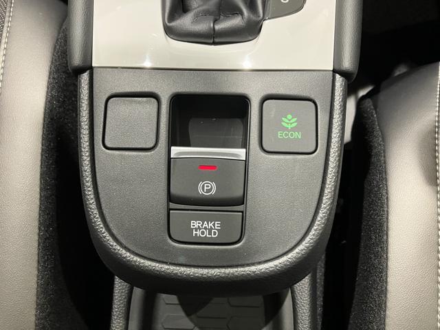 フィット クロスター　レンタカー登録　ＣＲＯＳＳＴＡＲ専用エクステリア　運転支援機能　ドラレコ　９インチ純正ナビ　ＥＴＣ　オートパーキングブレーキ　ＬＥＤヘッドライト　ＬＥＤルームランプ　フロアマット　ルーフレール（32枚目）