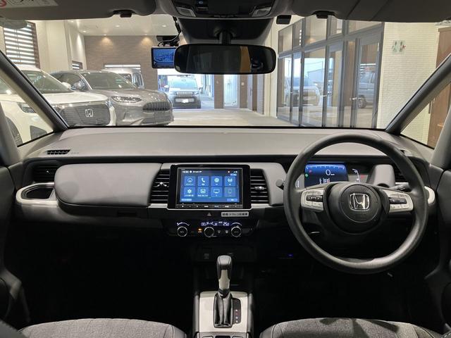 フィット ホーム フロアマット 8インチ純正ナビ ETC ドラレコ レンタカー登録 運転支援 フルLEDヘッドライト 電子制御パーキングブレーキ LEDルームランプ フルオートエアコン コンビシート スマートキー(9枚目)