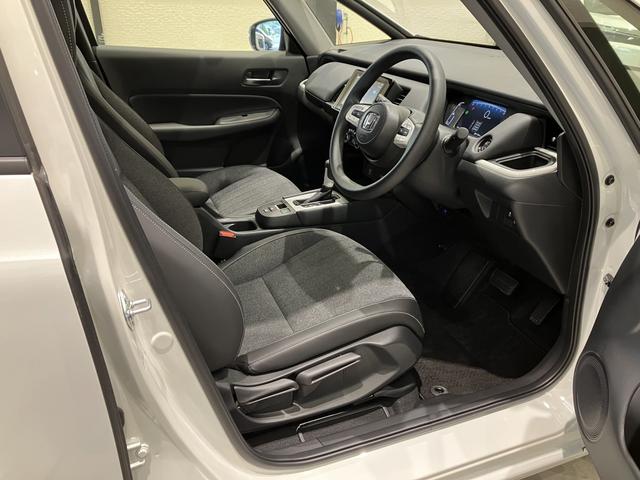 フィット ホーム フロアマット 8インチ純正ナビ ETC ドラレコ レンタカー登録 運転支援 フルLEDヘッドライト 電子制御パーキングブレーキ LEDルームランプ フルオートエアコン コンビシート スマートキー(10枚目)