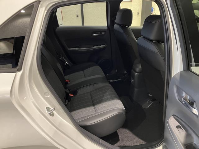 フィット ホーム フロアマット 8インチ純正ナビ ETC ドラレコ レンタカー登録 運転支援 フルLEDヘッドライト 電子制御パーキングブレーキ LEDルームランプ フルオートエアコン コンビシート スマートキー(11枚目)