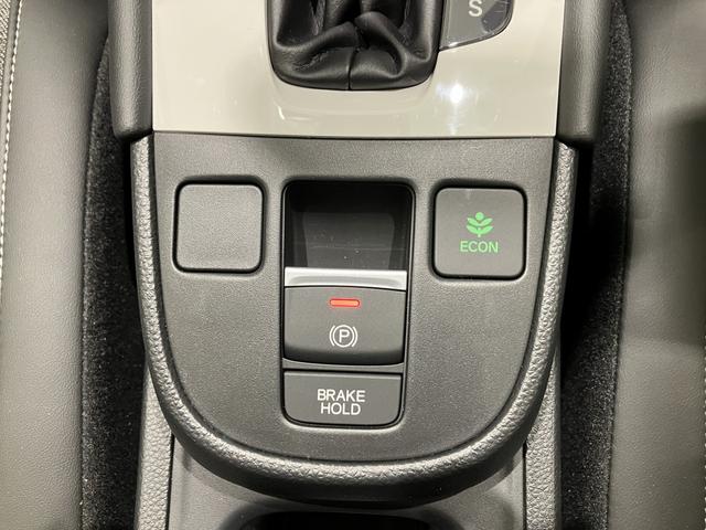 フィット ホーム フロアマット 8インチ純正ナビ ETC ドラレコ レンタカー登録 運転支援 フルLEDヘッドライト 電子制御パーキングブレーキ LEDルームランプ フルオートエアコン コンビシート スマートキー(27枚目)