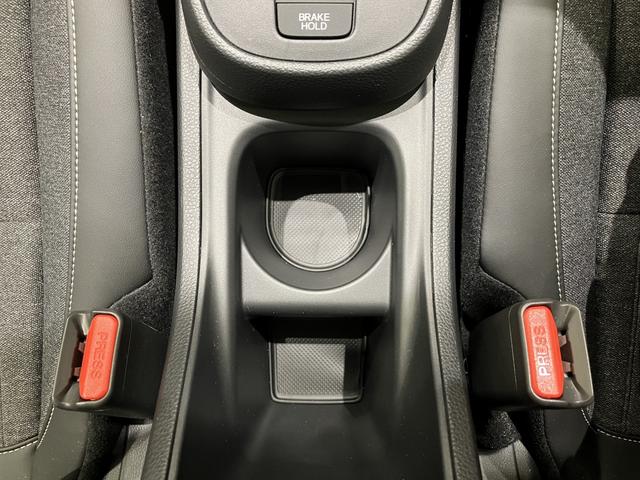 フィット ホーム フロアマット 8インチ純正ナビ ETC ドラレコ レンタカー登録 運転支援 フルLEDヘッドライト 電子制御パーキングブレーキ LEDルームランプ フルオートエアコン コンビシート スマートキー(35枚目)