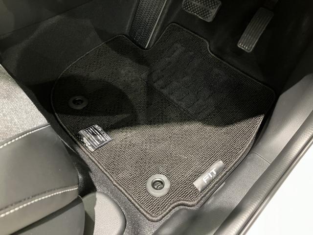 フィット ホーム フロアマット 8インチ純正ナビ ETC ドラレコ レンタカー登録 運転支援 フルLEDヘッドライト 電子制御パーキングブレーキ LEDルームランプ フルオートエアコン コンビシート スマートキー(37枚目)