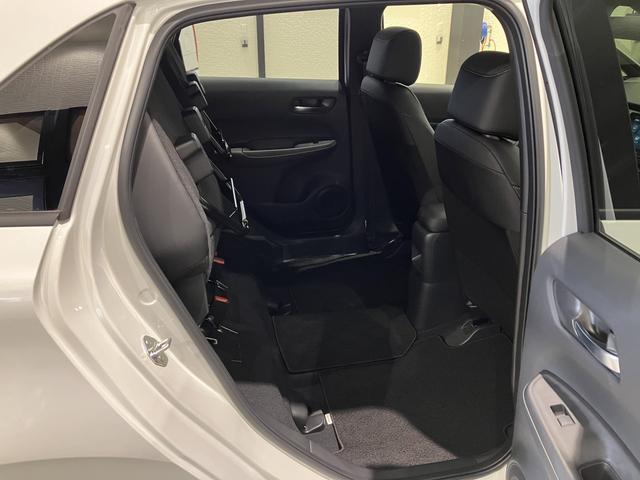 フィット ホーム フロアマット 8インチ純正ナビ ETC ドラレコ レンタカー登録 運転支援 フルLEDヘッドライト 電子制御パーキングブレーキ LEDルームランプ フルオートエアコン コンビシート スマートキー(39枚目)