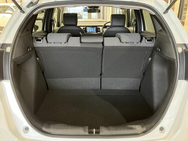 フィット ホーム フロアマット 8インチ純正ナビ ETC ドラレコ レンタカー登録 運転支援 フルLEDヘッドライト 電子制御パーキングブレーキ LEDルームランプ フルオートエアコン コンビシート スマートキー(40枚目)