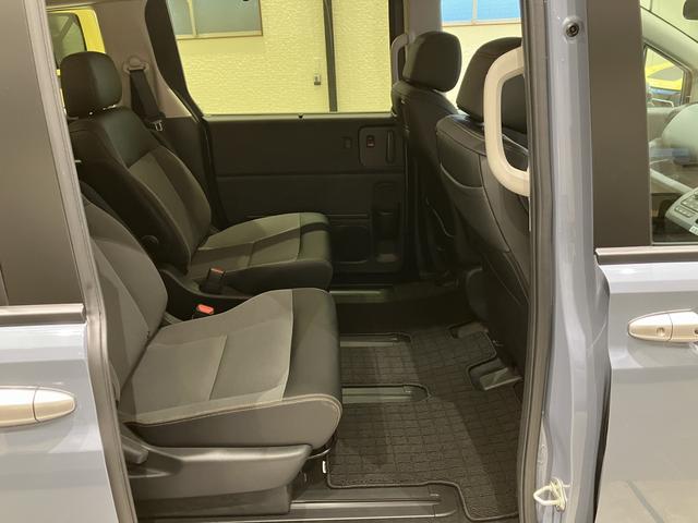 フリード e:HEVクロスター フロアマット 9インチ純正ナビ ETC シートヒーター 運転支援 LEDヘッドライト ブラインドスポットモニター 本革巻ステアリングホイール 360°スーパーUV・IRカット 15インチAW(8枚目)