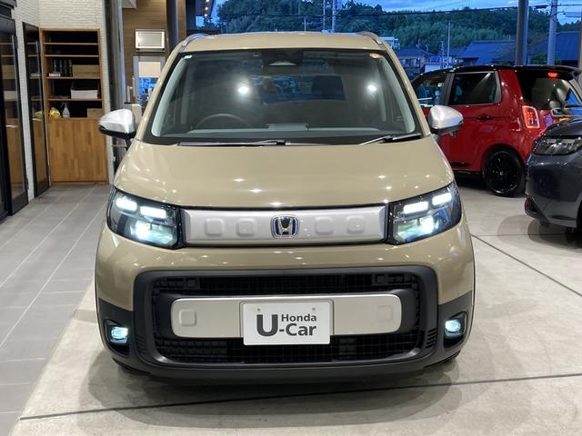 フリード ｅ：ＨＥＶクロスター　フロアマット　９インチ純正ナビ　ＥＴＣ　シートヒーター　運転支援　ＬＥＤヘッドライト　ブラインドスポットモニター　本革巻ステアリングホイール　３６０°スーパーＵＶ・ＩＲカット　１５インチＡＷ（3枚目）