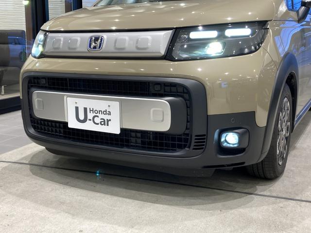 フリード ｅ：ＨＥＶクロスター　フロアマット　９インチ純正ナビ　ＥＴＣ　シートヒーター　運転支援　ＬＥＤヘッドライト　ブラインドスポットモニター　本革巻ステアリングホイール　３６０°スーパーＵＶ・ＩＲカット　１５インチＡＷ（7枚目）