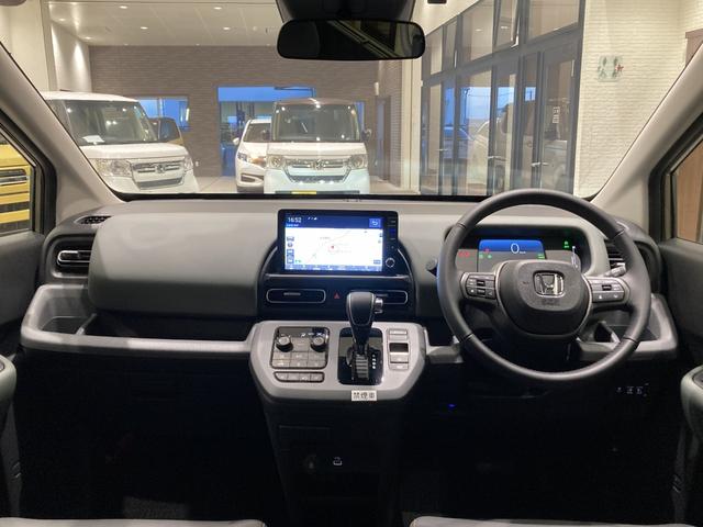 フリード ｅ：ＨＥＶクロスター　フロアマット　９インチ純正ナビ　ＥＴＣ　シートヒーター　運転支援　ＬＥＤヘッドライト　ブラインドスポットモニター　本革巻ステアリングホイール　３６０°スーパーＵＶ・ＩＲカット　１５インチＡＷ（9枚目）