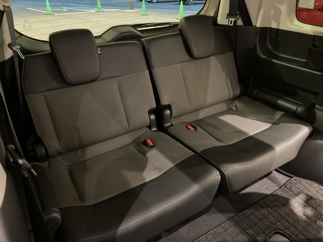 フリード ｅ：ＨＥＶクロスター　フロアマット　９インチ純正ナビ　ＥＴＣ　シートヒーター　運転支援　ＬＥＤヘッドライト　ブラインドスポットモニター　本革巻ステアリングホイール　３６０°スーパーＵＶ・ＩＲカット　１５インチＡＷ（12枚目）