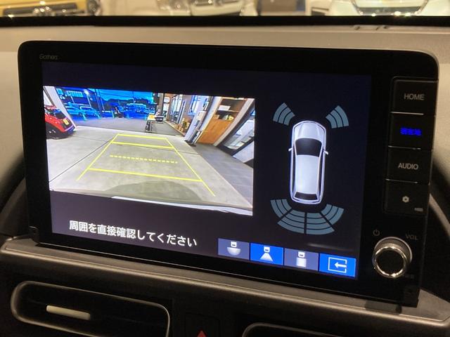 フリード ｅ：ＨＥＶクロスター　フロアマット　９インチ純正ナビ　ＥＴＣ　シートヒーター　運転支援　ＬＥＤヘッドライト　ブラインドスポットモニター　本革巻ステアリングホイール　３６０°スーパーＵＶ・ＩＲカット　１５インチＡＷ（14枚目）