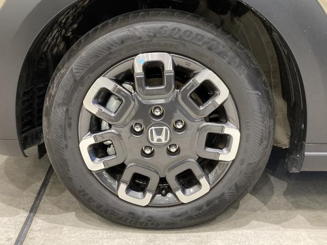 フリード ｅ：ＨＥＶクロスター　フロアマット　９インチ純正ナビ　ＥＴＣ　シートヒーター　運転支援　ＬＥＤヘッドライト　ブラインドスポットモニター　本革巻ステアリングホイール　３６０°スーパーＵＶ・ＩＲカット　１５インチＡＷ（15枚目）