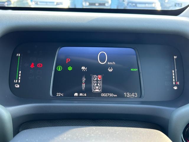 フリード ｅ：ＨＥＶクロスター　フロアマット　９インチ純正ナビ　ＥＴＣ　シートヒーター　運転支援　ＬＥＤヘッドライト　ブラインドスポットモニター　本革巻ステアリングホイール　３６０°スーパーＵＶ・ＩＲカット　１５インチＡＷ（21枚目）