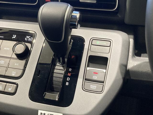 フリード ｅ：ＨＥＶクロスター　フロアマット　９インチ純正ナビ　ＥＴＣ　シートヒーター　運転支援　ＬＥＤヘッドライト　ブラインドスポットモニター　本革巻ステアリングホイール　３６０°スーパーＵＶ・ＩＲカット　１５インチＡＷ（29枚目）