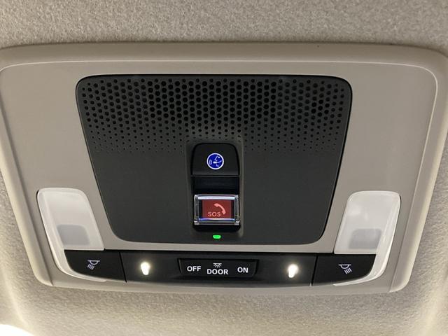 フリード ｅ：ＨＥＶクロスター　フロアマット　９インチ純正ナビ　ＥＴＣ　シートヒーター　運転支援　ＬＥＤヘッドライト　ブラインドスポットモニター　本革巻ステアリングホイール　３６０°スーパーＵＶ・ＩＲカット　１５インチＡＷ（31枚目）