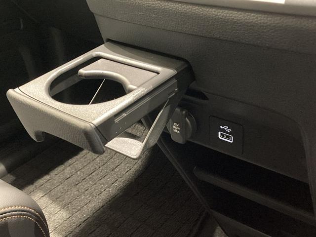 フリード ｅ：ＨＥＶクロスター　フロアマット　９インチ純正ナビ　ＥＴＣ　シートヒーター　運転支援　ＬＥＤヘッドライト　ブラインドスポットモニター　本革巻ステアリングホイール　３６０°スーパーＵＶ・ＩＲカット　１５インチＡＷ（35枚目）