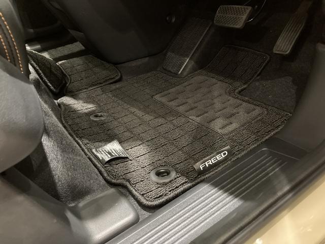 フリード ｅ：ＨＥＶクロスター　フロアマット　９インチ純正ナビ　ＥＴＣ　シートヒーター　運転支援　ＬＥＤヘッドライト　ブラインドスポットモニター　本革巻ステアリングホイール　３６０°スーパーＵＶ・ＩＲカット　１５インチＡＷ（42枚目）