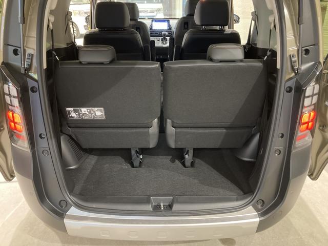 フリード ｅ：ＨＥＶクロスター　フロアマット　９インチ純正ナビ　ＥＴＣ　シートヒーター　運転支援　ＬＥＤヘッドライト　ブラインドスポットモニター　本革巻ステアリングホイール　３６０°スーパーＵＶ・ＩＲカット　１５インチＡＷ（47枚目）