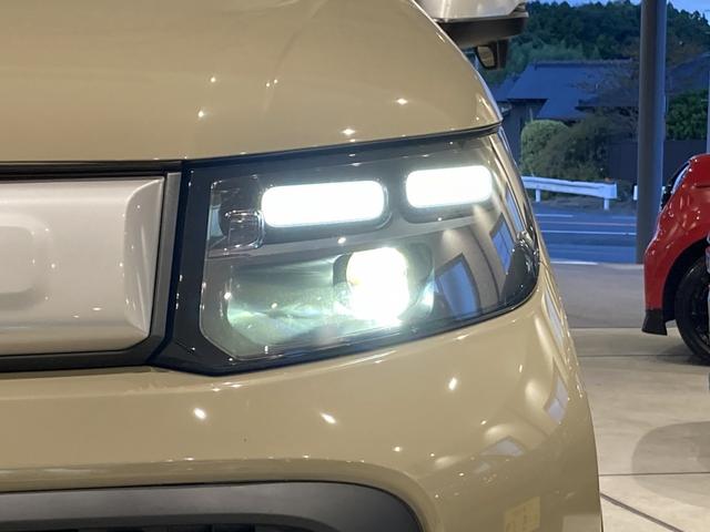 フリード ｅ：ＨＥＶクロスター　フロアマット　９インチ純正ナビ　ＥＴＣ　シートヒーター　運転支援　ＬＥＤヘッドライト　ブラインドスポットモニター　本革巻ステアリングホイール　３６０°スーパーＵＶ・ＩＲカット　１５インチＡＷ（51枚目）