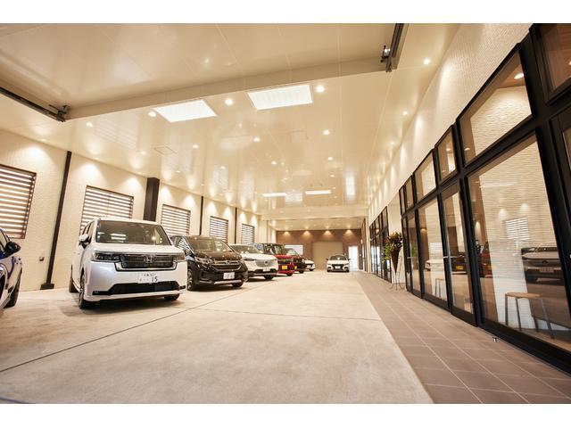 フリード ｅ：ＨＥＶクロスター　フロアマット　９インチ純正ナビ　ＥＴＣ　シートヒーター　運転支援　ＬＥＤヘッドライト　ブラインドスポットモニター　本革巻ステアリングホイール　３６０°スーパーＵＶ・ＩＲカット　１５インチＡＷ（53枚目）