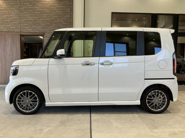 Ｎ－ＢＯＸカスタム ターボ　フロアマット　８インチ純正ナビ　ＥＴＣ　シートヒーター　フルＬＥＤヘッドライト　両側パワスラ　７インチＴＦＴ液晶メーター　オートパーキングブレーキ　パドルシフト　充電用ＵＳＢ　３６０°ＵＶ・ＩＲカット（4枚目）