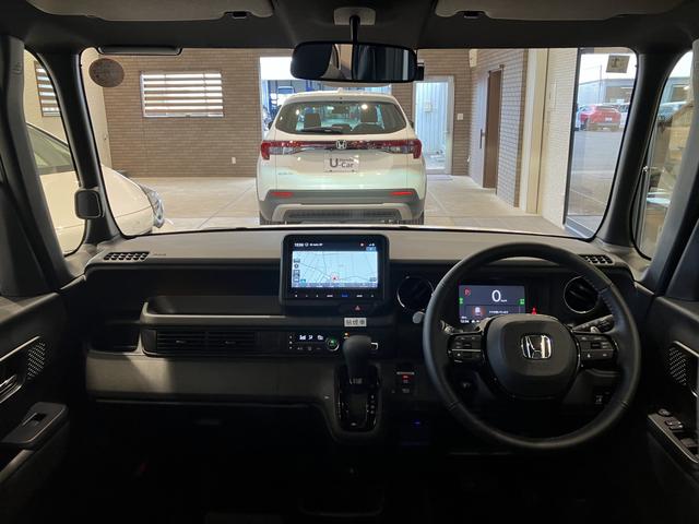 Ｎ－ＢＯＸカスタム ターボ　フロアマット　８インチ純正ナビ　ＥＴＣ　シートヒーター　フルＬＥＤヘッドライト　両側パワスラ　７インチＴＦＴ液晶メーター　オートパーキングブレーキ　パドルシフト　充電用ＵＳＢ　３６０°ＵＶ・ＩＲカット（6枚目）