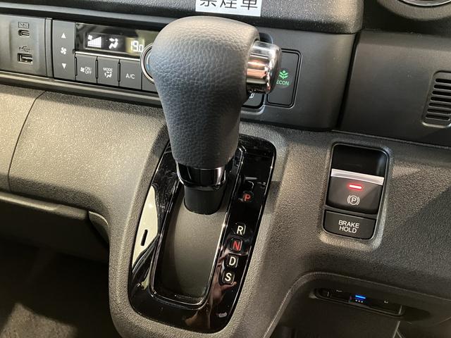 Ｎ－ＢＯＸカスタム ターボ　フロアマット　８インチ純正ナビ　ＥＴＣ　シートヒーター　フルＬＥＤヘッドライト　両側パワスラ　７インチＴＦＴ液晶メーター　オートパーキングブレーキ　パドルシフト　充電用ＵＳＢ　３６０°ＵＶ・ＩＲカット（25枚目）