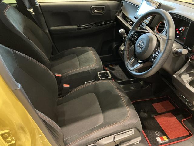 Ｎ－ＯＮＥ ＲＳ　６ＭＴ　デカール　無限エアロ・フロアマット　８インチ純正ナビ　ＥＴＣ　運転席助手席シートヒーター　電子制御パーキングブレーキ　フルＬＥＤヘッドライト　３６０°ＵＶ・ＩＲカット　ＲＳエクステリア　展示車（12枚目）