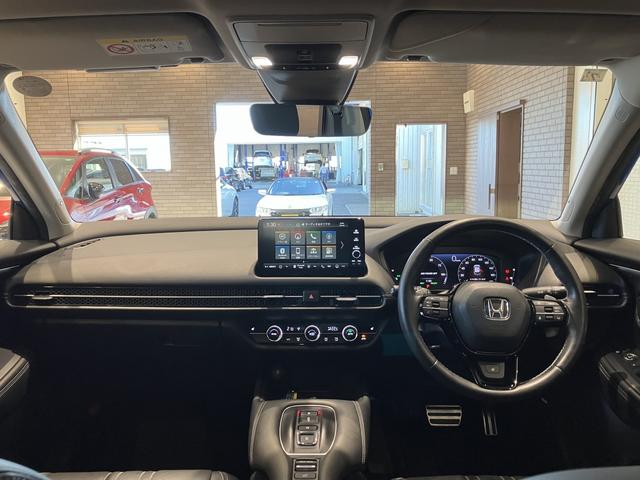 ＺＲ－Ｖ ｅ：ＨＥＶ　Ｚ　ＢＳＩ・後退出庫サポートレス　フロアマット　ＥＴＣ２．０　全周囲カメラ　ワイヤレス充電　ホンダコネクトディスプレー　１０．２インチデジタルメーター　シートヒーター　ＢＯＳＥサウンドシステム　パワーテールゲート　本革シート（6枚目）