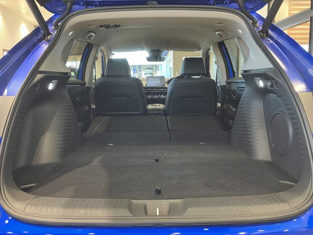 ＺＲ－Ｖ ｅ：ＨＥＶ　Ｚ　ＢＳＩ・後退出庫サポートレス　フロアマット　ＥＴＣ２．０　全周囲カメラ　ワイヤレス充電　ホンダコネクトディスプレー　１０．２インチデジタルメーター　シートヒーター　ＢＯＳＥサウンドシステム　パワーテールゲート　本革シート（46枚目）