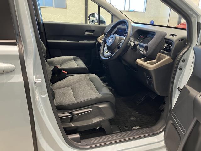 フリード エアー EX フロアマット 9インチ純正ナビ ETC ドラレコ シートヒーター 両側パワスラ ブラインドスポットモニター リアクーラー 本革巻ステアリングホイール 360°スーパーUV・IRカット レンタカー登録(7枚目)