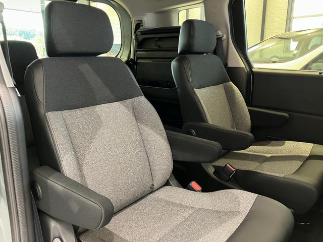 フリード エアー EX フロアマット 9インチ純正ナビ ETC ドラレコ シートヒーター 両側パワスラ ブラインドスポットモニター リアクーラー 本革巻ステアリングホイール 360°スーパーUV・IRカット レンタカー登録(8枚目)