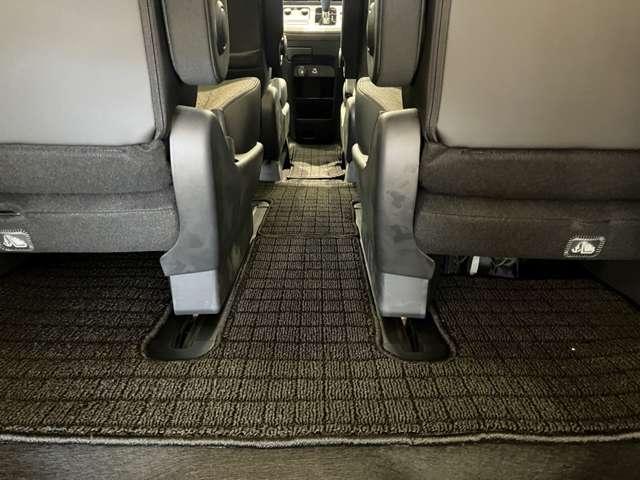 フリード エアー EX フロアマット 9インチ純正ナビ ETC ドラレコ シートヒーター 両側パワスラ ブラインドスポットモニター リアクーラー 本革巻ステアリングホイール 360°スーパーUV・IRカット レンタカー登録(42枚目)