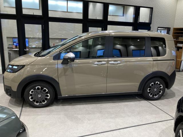 フリード ｅ：ＨＥＶクロスター　フロアマット　９インチ純正ナビ　ＥＴＣ　シートヒーター　ＬＥＤヘッドライト　ブラインドスポットモニター　両側パワスラ　本革巻ステアリングホイール　３６０°スーパーＵＶ・ＩＲカット　１５インチＡＷ（4枚目）