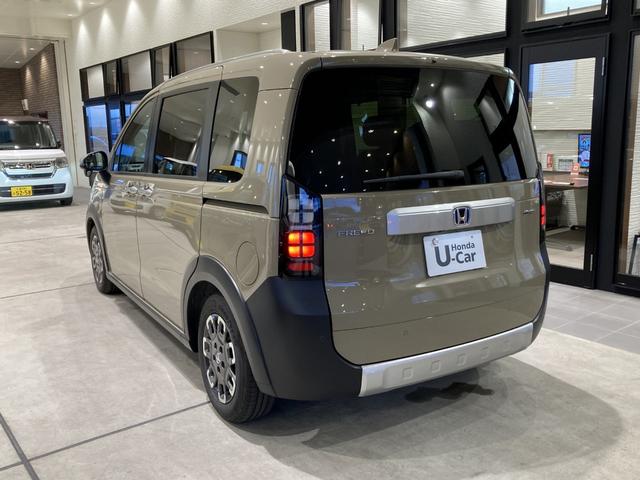 フリード ｅ：ＨＥＶクロスター　フロアマット　９インチ純正ナビ　ＥＴＣ　シートヒーター　ＬＥＤヘッドライト　ブラインドスポットモニター　両側パワスラ　本革巻ステアリングホイール　３６０°スーパーＵＶ・ＩＲカット　１５インチＡＷ（5枚目）