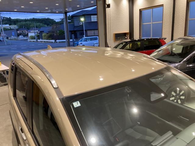 フリード ｅ：ＨＥＶクロスター　フロアマット　９インチ純正ナビ　ＥＴＣ　シートヒーター　ＬＥＤヘッドライト　ブラインドスポットモニター　両側パワスラ　本革巻ステアリングホイール　３６０°スーパーＵＶ・ＩＲカット　１５インチＡＷ（6枚目）