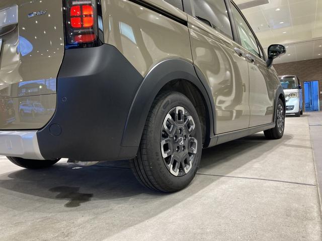 フリード ｅ：ＨＥＶクロスター　フロアマット　９インチ純正ナビ　ＥＴＣ　シートヒーター　ＬＥＤヘッドライト　ブラインドスポットモニター　両側パワスラ　本革巻ステアリングホイール　３６０°スーパーＵＶ・ＩＲカット　１５インチＡＷ（8枚目）