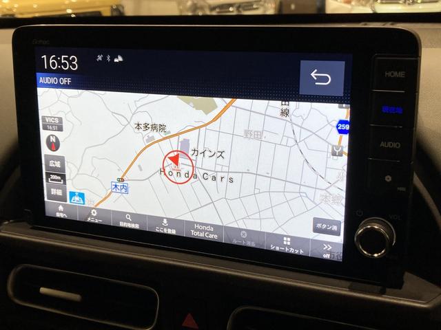 フリード ｅ：ＨＥＶクロスター　フロアマット　９インチ純正ナビ　ＥＴＣ　シートヒーター　ＬＥＤヘッドライト　ブラインドスポットモニター　両側パワスラ　本革巻ステアリングホイール　３６０°スーパーＵＶ・ＩＲカット　１５インチＡＷ（13枚目）